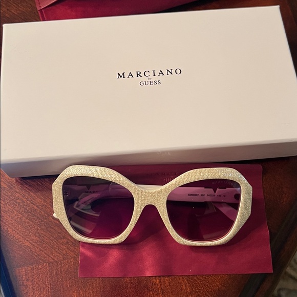 BRAND NEW GUESS BY MARCIANO GM00007 25F SUNGLASSES. NWOT - Picture 3 of 12